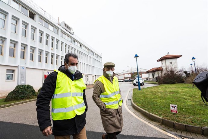 El presidente de la APS, Francisco Martín, y el consejero de Turismo, Javier López Marcano