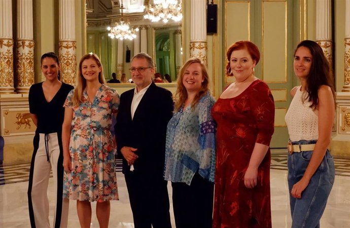 La cantante de ópera Sara Blanch, junto a la soprano Johanni van Oostrum; el director musical del Liceu, Josep Pons; la repositora Eloise Lally; la soprano Miina-Liisa Vrel y la cantante de ópera Elena Sancho.