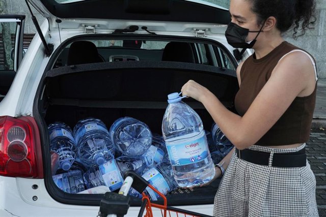 Una mujer carga con varios bidones con agua, a 11 de septiembre en Santiago de Compostela, A Coruña (Galicia). 