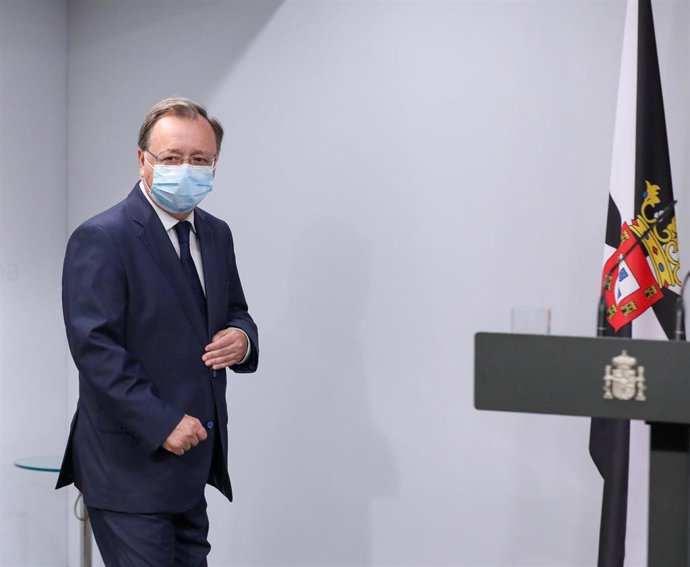 El presidente de la Ciudad Autónoma de Ceuta, Juan Jesús Vivas a su llegada a una rueda de prensa, después de su reunión con el presidente del Gobierno, en La Moncloa, a 25 de agosto de 2021