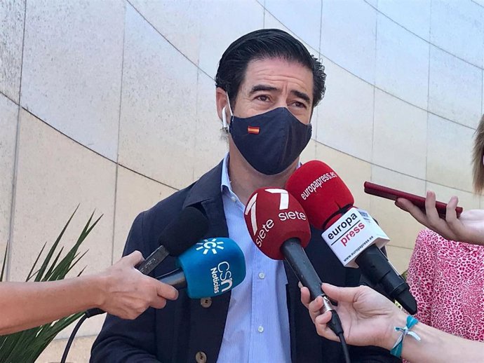 Archivo - Antonio Luque, atiende a los medios, en foto de archivo.