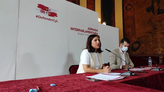 Esther Peña (I) y Luis Tudanca (D) en la rueda de prensa en Burgos.