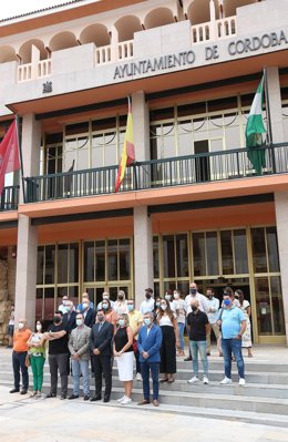 Representantes municipales guardan un minuto de silencio por el empleado fallecido al caerle un cristal encima en la capital.