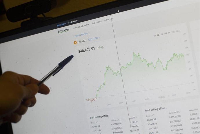 Archivo - Una internauta utiliza la web Bitstamp para invertir en criptomonedas, en Madrid (España), a 9 de febrero de 2021. La Comisión Nacional del Mercado de Valores (CNMV) y el Banco de España han alertado este martes sobre los riesgos que conllevan