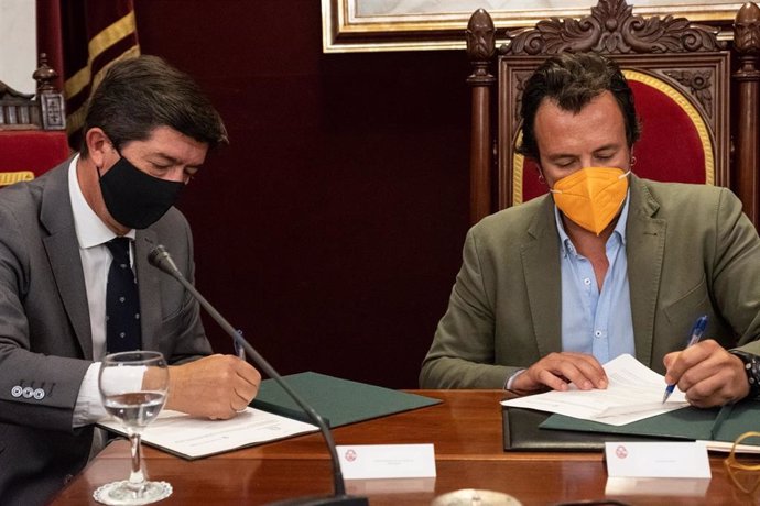 Juan Marín y el el alcalde de Cádiz firmando el protocolo.