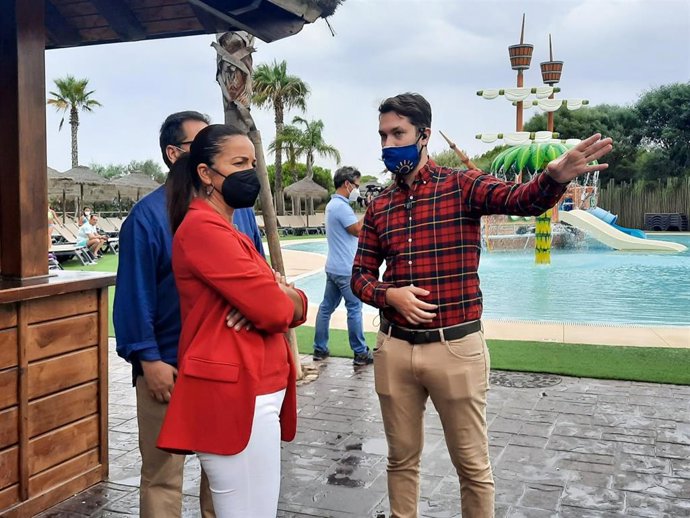 La delegada territorial de Turismo de la Junta en Huelva, María Ángeles Muriel, en su visita al hotel Ohtels Mazagón.