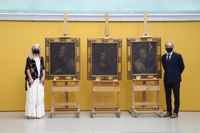 La consejera de Cultura, Patricia del Pozo, en la presentación de tres pinturas sobre tablas del siglo XVII junto al rector de la Universidad Loyola, Gabriel Pérez Alcalá