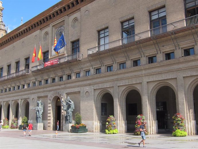El Ayuntamiento de Zaragoza con arreglos florales delante de los soportales