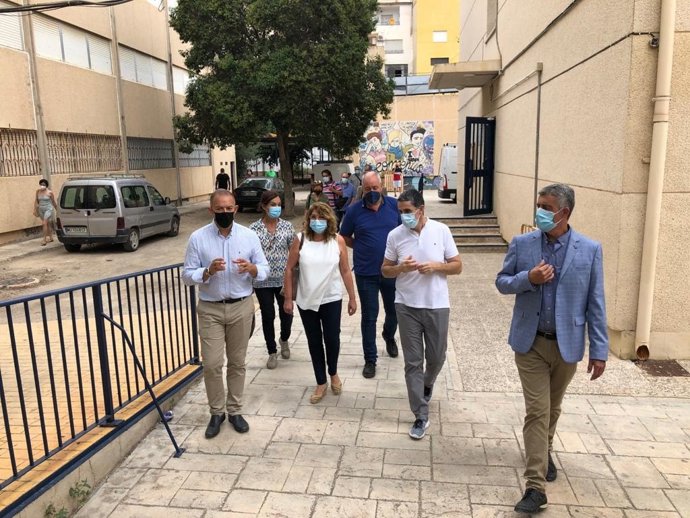 La consejera de Educación y Cultura, María Isabel Campuzano, sigue personalmente la vuelta al cole de los alumnos de Secundaria y Bachillerato