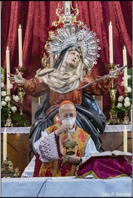 El arzobispo de Valladolid ante la imagen de la Vera Cruz.
