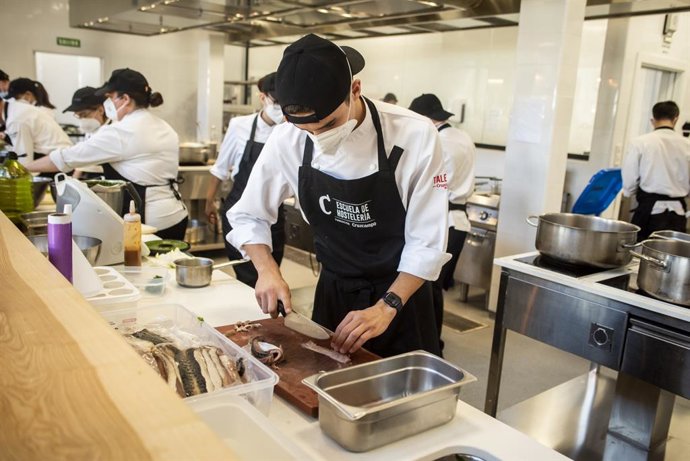 Archivo - Alumnos de hostelería de Factoría Cruzcampo.