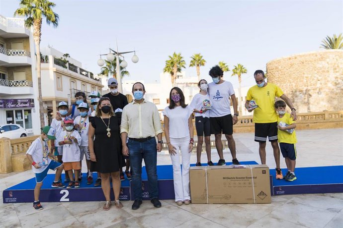 La diputada provincial de Igualdad y Familia, Carmen Belén López Zapata, participa en el Día de la Familia celebrado en Carboneras junto a su alcalde, José Luis Amérigo.