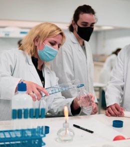 Alumnos de ITEP realizan parte de su formación práctica en el laboratorio.
