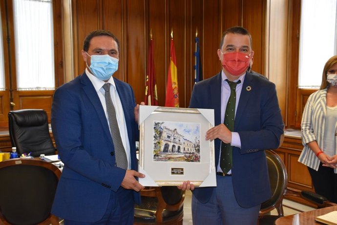 El consejero de Agricultura, Agua y Desarrollo Rural de C-LM, Francisco Martínez Arroyo, y el presidente de la Diputación de Cuenca, Álvaro Martínez Chana