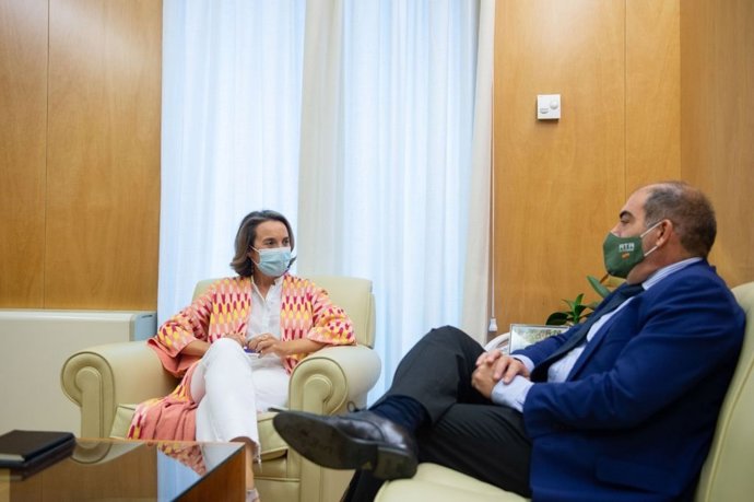La portavoz del PP en el Congreso, Cuca Gamarra, en una reunión con el presidente de ATA, Lorenzo Amor
