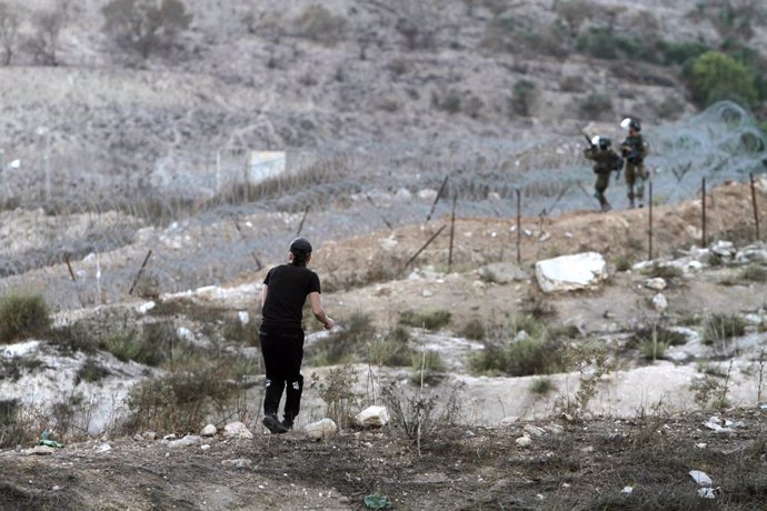 Arxiu - Un jove palestí llana pedres contra dos agents de les FDI