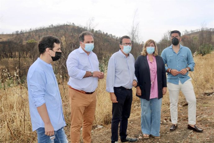 El presidente del PP de Huelva, Manuel Andrés González, en su visita a la zona afectada por el incendio iniciado el pasado verano en Almonaster la Real (Huelva).