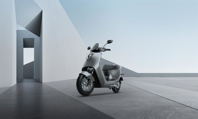 The_modern_and_design_oriented_C1S_exemplifies_Yadea_s_commitment_to_delivering_a_refined_riding_exp