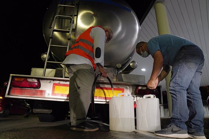 Vecinos recogen agua de camiones cisterna por un vertido que deja sin suministro a varios barrios a 11 de septiembre en Santiago de Compostela, A Coruña (Galicia)