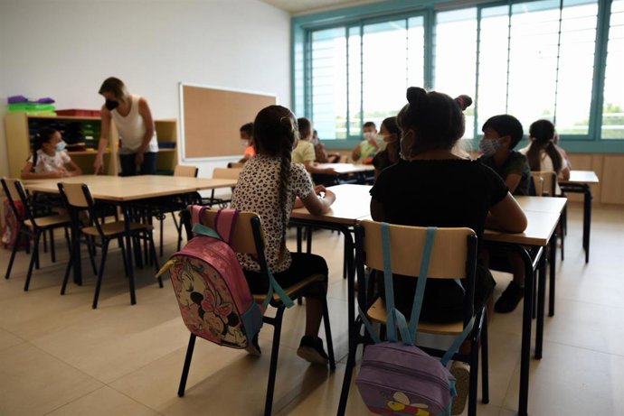 Una profesora junto con alumnos de Educación Primaria en una  de las aulas del colegio Les Arts, de reciente construcción, durante el primer día del curso escolar 2021-2022 en la Comunidad Valenciana, a 8 de septiembre de 2021, en Valencia, Comunidad Va