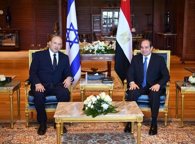 El primer ministro israelí, Naftali Bennett, y el presidente egipcio, Abdelfatá al Sisi
