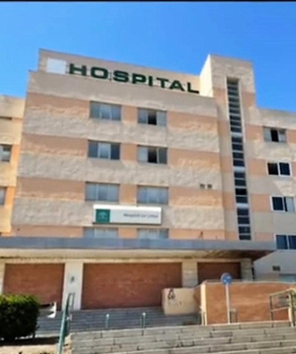 Antiguo Hospital de La Línea con las puertas tabicadas.