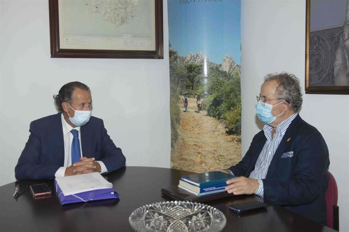 José María Román con el presidente de la Real Academia Provincial de Bellas Artes.