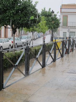 Archivo - Lluvia en  una calle de La Palma del Condado, Huelva. 
