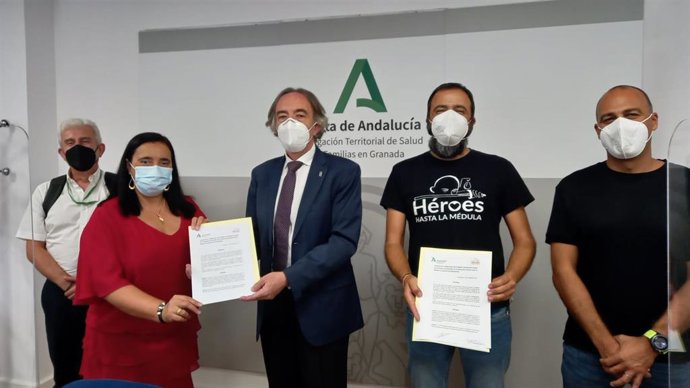 Firma del hospital Virgen de las Nieves con Héroes hasta la Médula