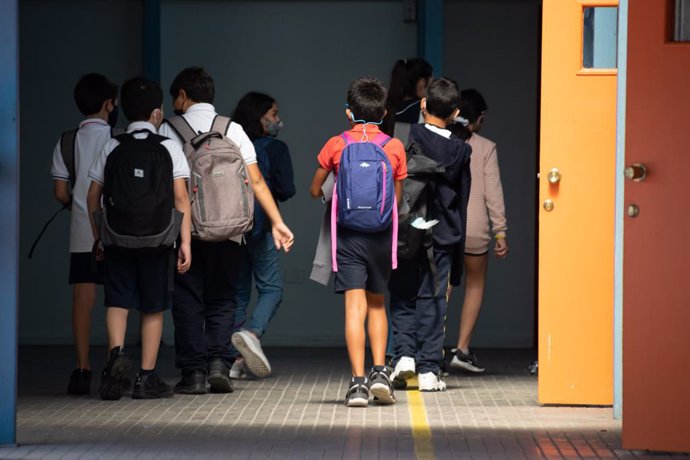 Archivo - Un grupo de niños acuden a una escuela en Santiago, Chile, tras la vuelta a las clases presenciales