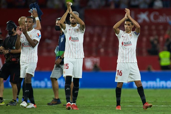 Jules Koundé, Youssef En-Nesyri y Jesús Navas con el Sevilla