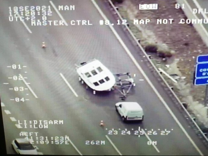 Furgoneta involucrada un accidente en la AP-7, a la que se le ha desenganchado una embarcación pequeña que llevaba en el remolque, el 13 de septiembre de 2021.