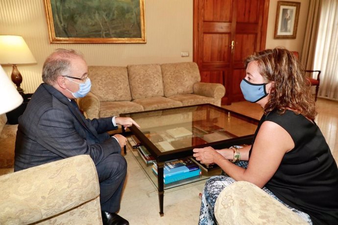 La presidenta del Govern, Francina Armengol, se reúne con el cónsul mayor del Consolat de Mar de Barcelona, Jordi Domingo.