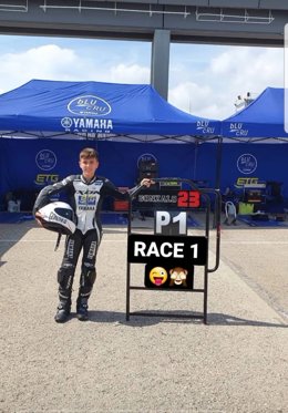 El jpven piloto de motos turolense, Gonzalo Sánchez ganó una carrera de la Copa Yamaha BLU.