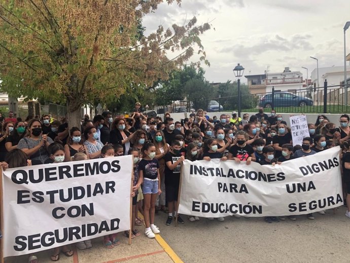 Irene García en la concentración de alumnos y padres del colegio Guadalete de El Torno, en Jerez.