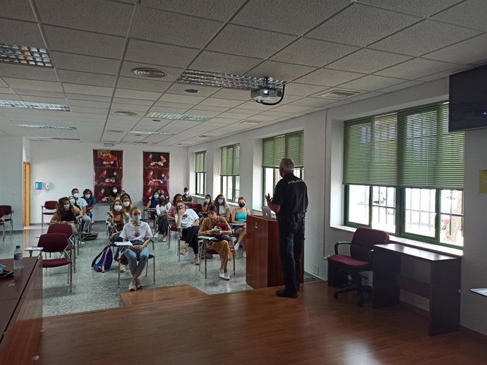 Charla sobre seguridad a alumnos Eramus.