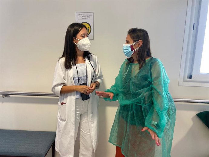 Lola Fernandez en una de las residencias de Ronda a la que han sido trasladadas las personas mayores de la residencia de Faraján debido al incendio