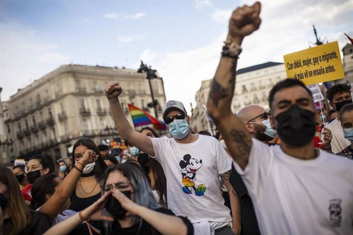 Varias personas durante una concentración convocada por colectivos LGTBI+ de Madrid.