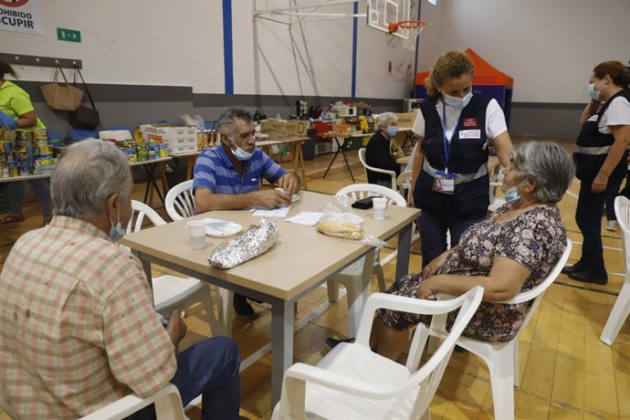Desalojados por el incendio de Sierra Bermejas en el pabellón deportivo San Francisco a 13 de septiembre 2021 Ronda (Málaga) Andalucía