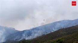 Los bomberos del ERICAM trabajan ya en la extinción del incendio forestal de Málaga