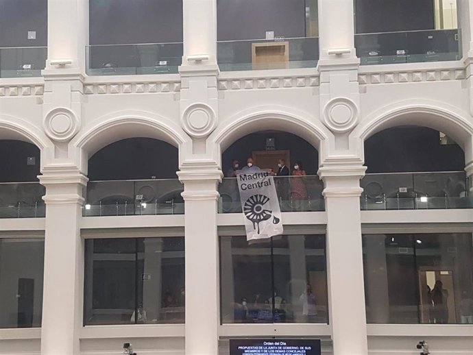 Expulsan del Pleno a un activista que despliega en Cibeles una pancarta por el mantenimiento de Madrid Central