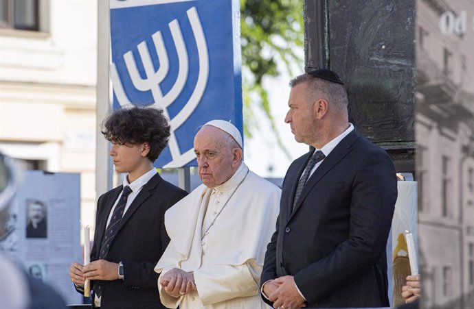 13 September 2021, Slovakia, Bratislava: Pope Francis (C) meets with the Jewish community at Holocaust memorial in Rybno Square, alongside President of the Central Union of Jewish Religious Communities (UZNO) in Slovakia Richard Duda (R). Photo: Michal 
