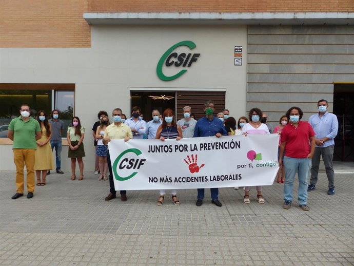 Concentración de delegados de CSIF Córdoba en repulsa por el último accidente laboral mortal en la provincia.