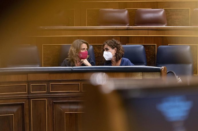 La vicepresidenta tercera y ministra para la Transición Ecológica y el Reto Demográfico, Teresa Ribera (i) y la ministra de Hacienda y Función Pública, María Jesús Montero (d), durante una sesión plenaria en el Congreso de los Diputados, a 13 de septiem