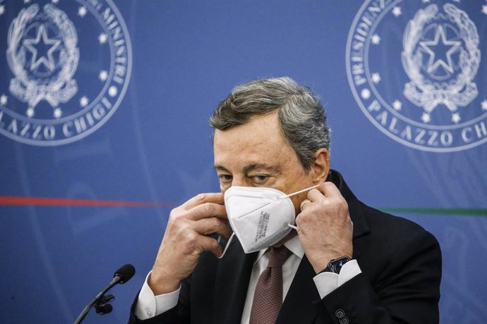 02 September 2021, Italy, Rome: Italian Prime Minister Mario Draghi takes off his face mask during a press conference following a cabinet meeting about the use of Green Pass against the spread of Coronavirus (Covid-19). Photo: Fabio Frustaci/LaPresse vi