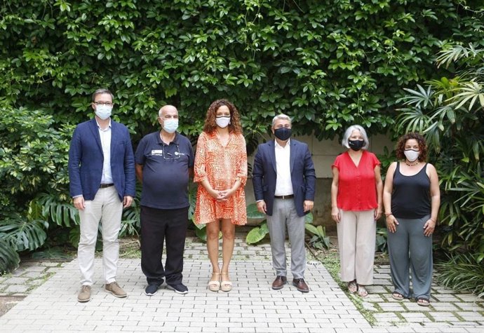 La presidenta del Consell, Catalina Cladera, y el alcalde de Palma, Jose Hila, junto a otras autoridades y el president del Grupo Güell, Francisco Bauzá, en la presentación de la 47 edición de la 'Marxa des Güell a Lluc a Peu'.
