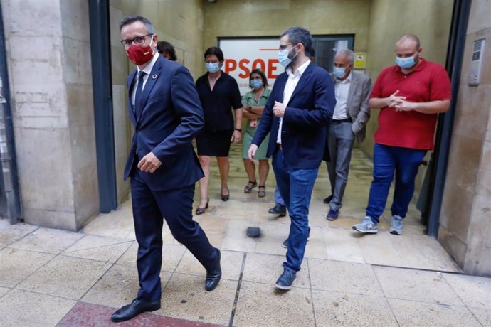 El líder de los socialistas murcianos, Diego Conesa, sale de la sede del partido tras anunciar que no se presentará a la reelección como secretario general del PSRM.