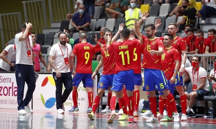 La selección española de fútbol sala celebra un gol durante uno de sus partidos de prepación para el Mundial de Lituania