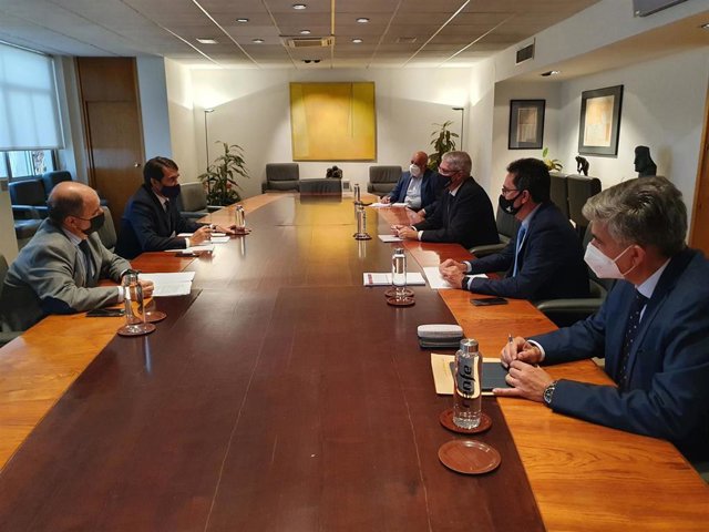 El consejero de Fomento y Medio Ambiente, Juan Carlos Suárez-Quiñones, se ha reunido hoy en Madrid con el presidente de Renfe, Isaías Táboas, para abordar la recuperación de los servicios ferroviarios en Castilla y León y las bonificaciones en trenes de a