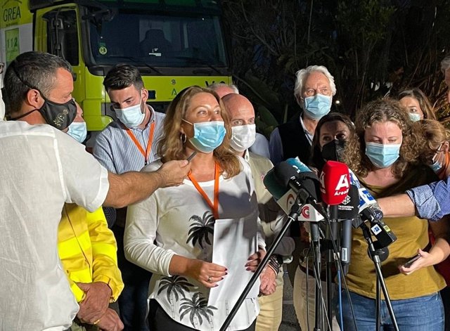 La consejera de Agricultura, Pesca, Ganadería y Desarrollo Sostenible, Carmen Crespo, realiza declaraciones a los medios en el puesto de mando avanzado del incendio de Sierra Bermeja